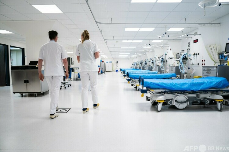病院の救急処置室を歩く医療従事者（2023年4月4日撮影、資料写真）。(c)Jeroen JUMELET : ANP : AFP