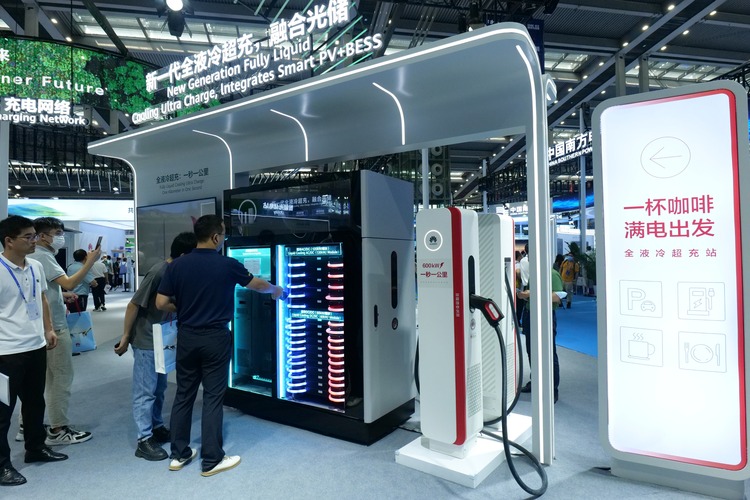 2023国際デジタルエネルギー展で展示された全液冷式超急速充電実証ステーション（2023年6月30日撮影）。(c)Xinhua News