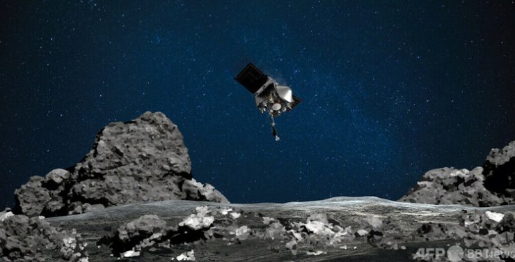 地球近傍小惑星「ベンヌ」へ向かって降下する無人探査機「オシリス・レックス」のイメージ図。米航空宇宙局（NASA）提供（2020年8月11日提供、資料写真）。(c)AFP PHOTO :NASA:GODDARD:UNIVERSITY OF ARIZONA:HANDOUT