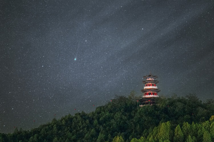 甘粛省の天体写真愛好家、魯罡（ろ・こう）さんが同省隴南（ろうなん）市で撮影した西村彗星（2023年8月29日撮影）。(c)Xinhua News