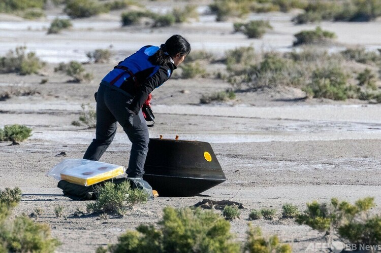 無人探査機「オシリス・レックス」から投下された、地球近傍小惑星「ベンヌ」の試料が入ったカプセルを調べるロッキード・マーチン社の担当者。米ユタ州で（2023年9月24日撮影）。(c)AFP PHOTO / NASA / Keegan Barber