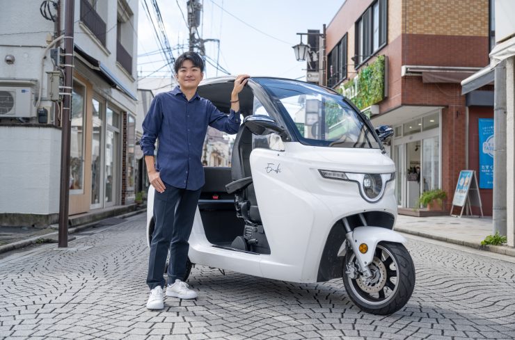 株式会社eMoBiの石川達基氏と同社の小型EV