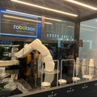 韓国で「ロボットカフェ」競争が激化…大企業から小規模まで注目