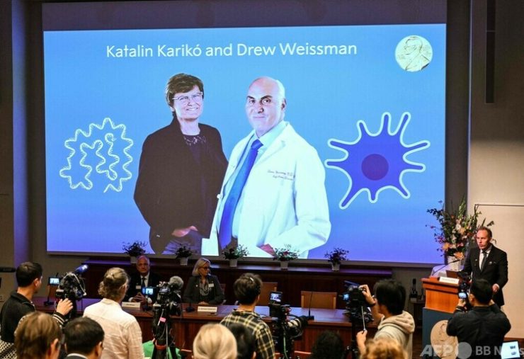 2023年ノーベル医学生理学賞の受賞が決まった、カタリン・カリコ氏（左）とドリュー・ワイズマン氏の写真。スウェーデン・ストックホルムのカロリンスカ研究所で（2023年10月2日撮影）。(c)Jonathan NACKSTRAND / AFP
