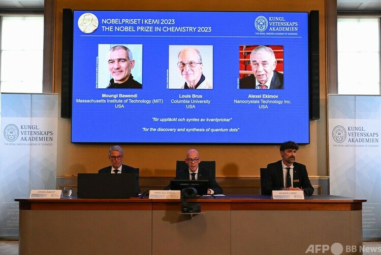 2023年ノーベル化学賞の受賞が決まった（左から）ムンジ・バウェンディ氏、ルイス・ブルス氏、アレクセイ・エキモフ氏の写真。スウェーデン・ストックホルムの王立科学アカデミーで（2023年10月4日撮影）。(c)Jonathan NACKSTRAND / AFP