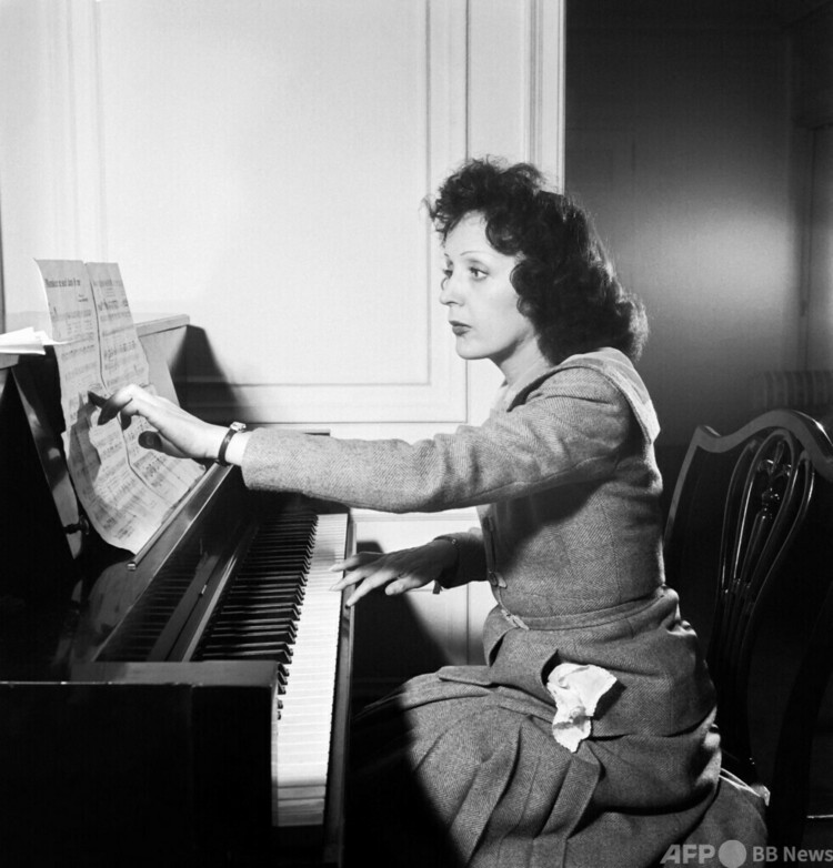 米ニューヨークの自宅で「Un monsieur me suit dans la rue」をピアノで弾くエディット・ピアフ（1946年9月撮影）。(c)Eric SCHWAB / AFP