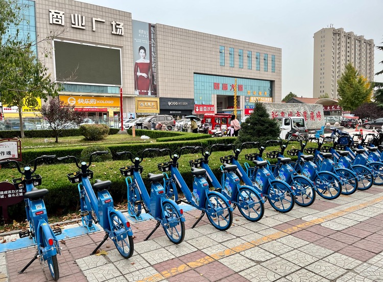 山西省臨汾市曲沃県のショッピングモール前に並ぶ水素自転車（2023年11月3日撮影）。(c)Xinhua News