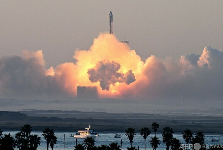 米テキサス州ボカチカの「スターベース」から打ち上げられる宇宙船（2023年11月18日撮影）。(c)TIMOTHY A. CLARY : AFP