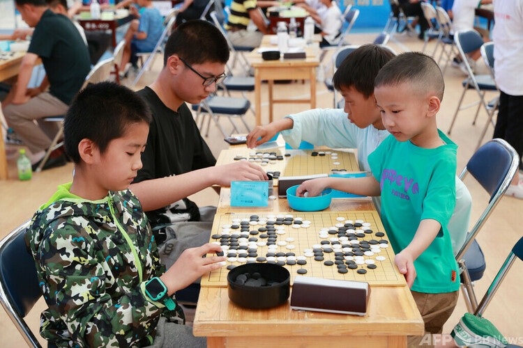 寧夏回族自治区銀川市で開催された智力運動会で囲碁対決をする子どもたち（2023年6月10日撮影）。(c)CNS:于晶