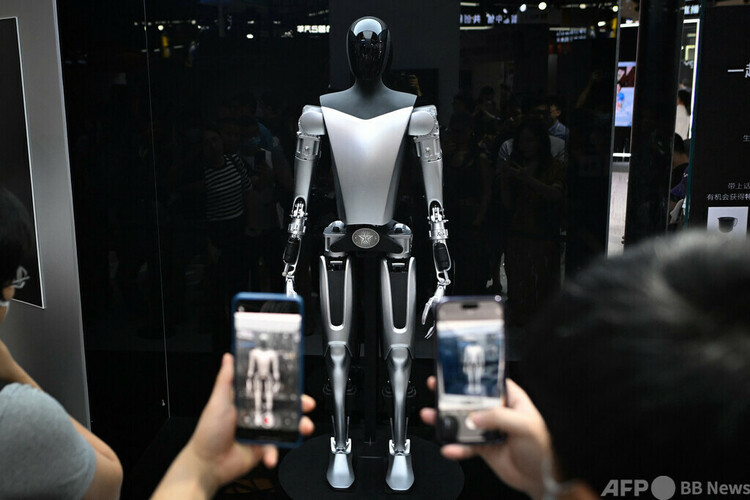 中国・上海で開催された世界人工知能大会（WAIC）に展示されたテスラのロボット（2023年7月6日撮影、資料写真）。(c)WANG Zhao : AFP