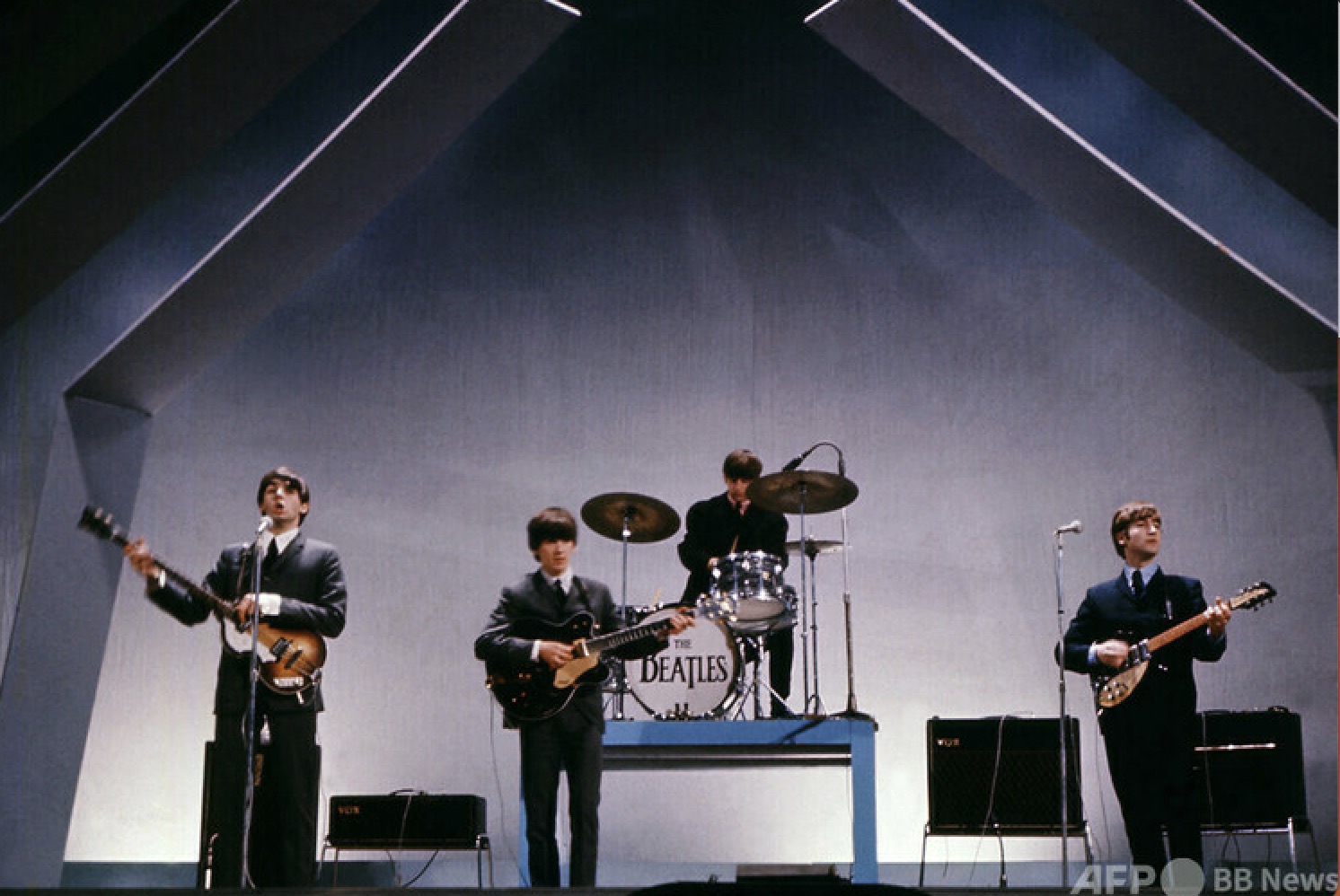 演奏するビートルズ（左から）ポール・マッカートニー、ジョージ・ハリソン、リンゴ・スター、ジョン・レノン。英ロンドンで（1965年7月29日撮影）。(c)CENTRAL PRESS / AFP