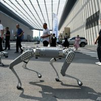 注目される中国の犬型ロボット、消費シーンで「腕試し」