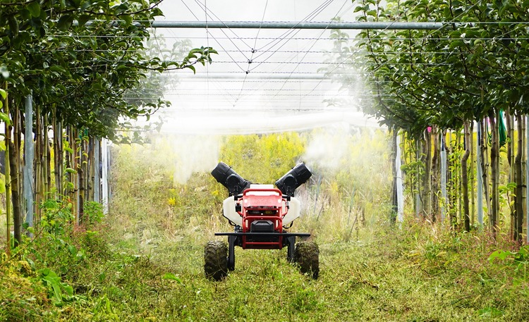 日本のナシ園で農薬を散布する広州極飛科技の無人農機（資料写真）。(c)Xinhua News