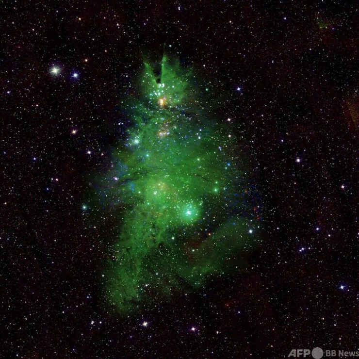 米航空宇宙局（NASA）が公開した、クリスマスツリーの形をした星団と星雲の合成画像（2023年12月22日公開）。(c)AFP PHOTO / NASA / NASA/CXC/SAO