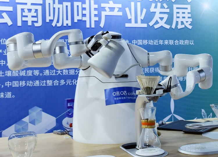 コーヒーを入れる、中国通信大手の中国移動（チャイナモバイル）が開発した「５Ｇイノベーションロボット」（2024年1月5日撮影）。(c)Xinhua News