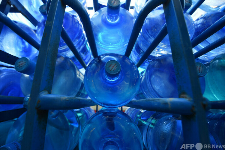 ボトル入り飲料水（2023年7月10日撮影、資料写真）。(c)Dante FERNANDEZ : AFP