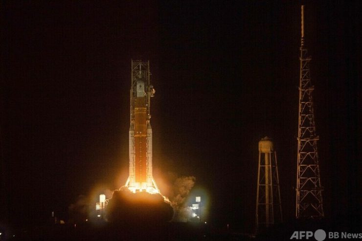 米フロリダ州ケネディ宇宙センターから打ち上げられる「アルテミス」計画第1弾の宇宙船オリオンを搭載したロケット（2022年11月16日撮影、資料写真）。(c)Jim WATSON : AFP