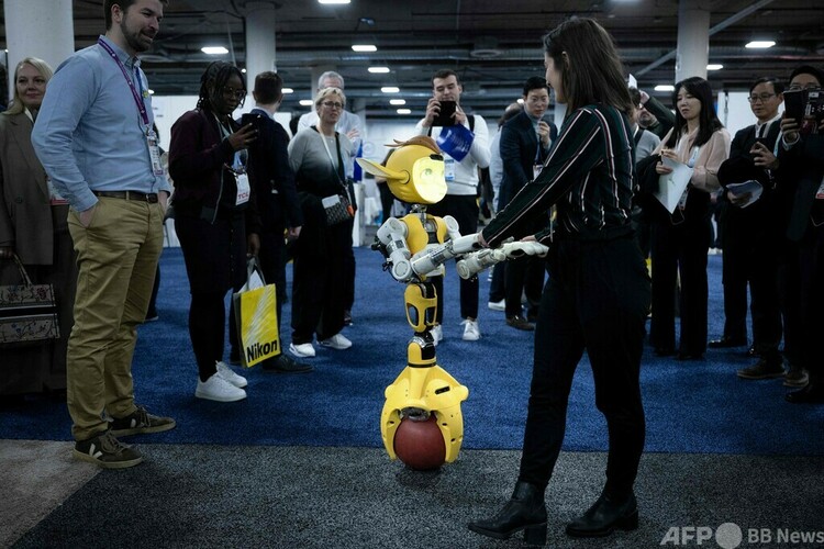 仏スタートアップ「エンチャンテッド・ツールズ」が開発したロボット「ミロキ」。CES開催中に各国のスタートアップが集まる米ラスベガス・ユーレカパークの会場で（2024年1月9日撮影）。(c)Brendan Smialowski / AFP