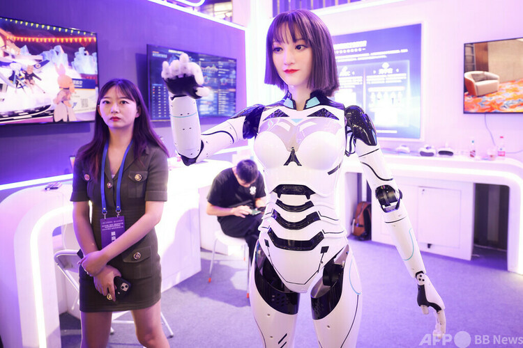 2023年中国（南京）国際ソフトウェア製品・情報サービス取引博覧会で展示された、ヒューマンコンピュータインタラクション（HCI）ができるヒューマノイドロボット（2023年8月21日撮影、資料写真）。(c)CNS/泱波