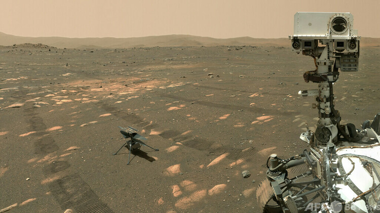 米航空宇宙局（NASA）の火星探査車「パーシビアランス」から捉えた同探査車の一部と、小型ヘリコプター「インジェニュイティ」。NASA提供（2021年4月6日入手）。(c)AFP PHOTO / NASA/JPL-Caltech/HANDOUT