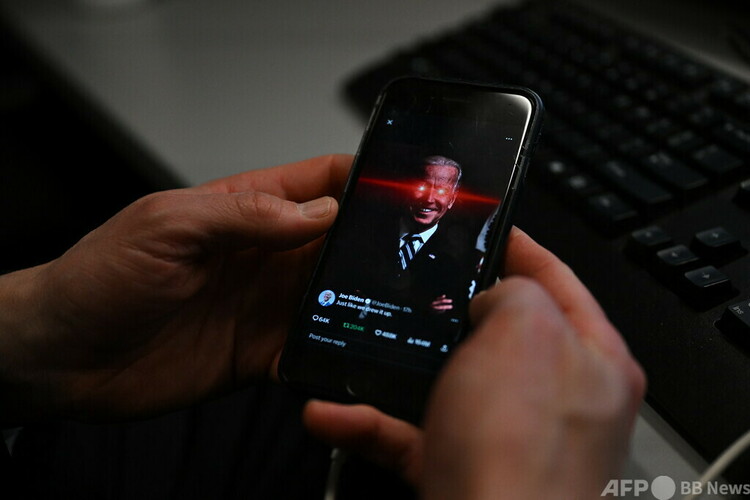 ジョー・バイデン米大統領のティックトックアカウントが表示された携帯電話の画面（2024年2月12日撮影）。(c)Jim WATSON : AFP