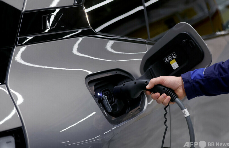 電気自動車（EV）の充電風景（2022年10月20日撮影、資料写真）。(c)Ronny Hartmann : AFP