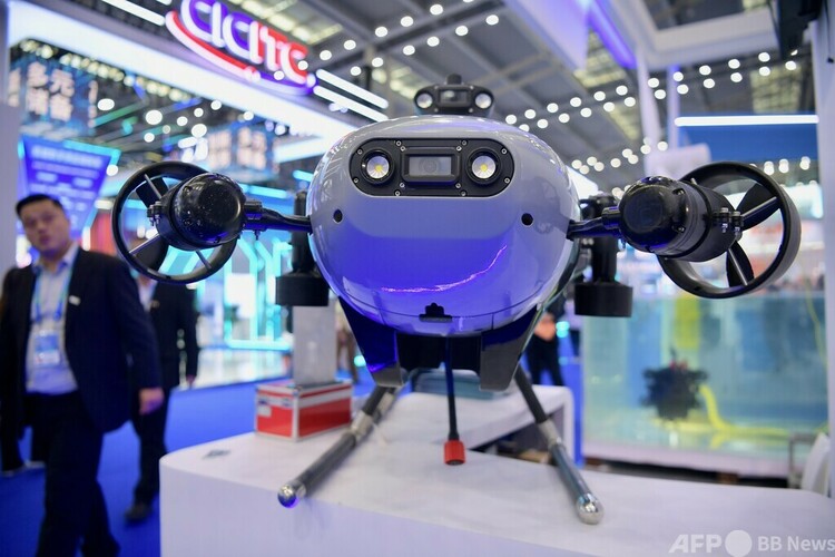 第25回中国国際ハイテク成果交易会が深センで開催された。注目を集めたAI水中ロボット（2023年11月15日撮影、資料写真）。(c)CNS:陳文