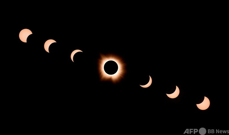 米インディアナ州ブルーミントンで観測された皆既日食の合成写真（2024年4月8日撮影・作成）。(c)JOSH EDELSON : AFP