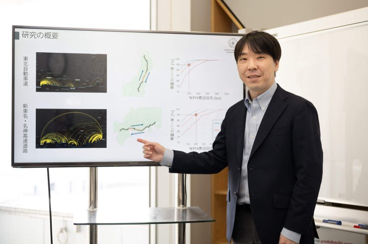 ワイヤレス給電システムの最適配置について説明する東京大学 生産技術研究所 人間・社会系部門准教授／複雑社会システム研究センター センター長の本間裕大氏