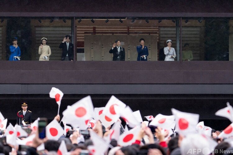 皇居で行われた天皇誕生日の一般参賀で、手を振られる天皇、皇后両陛下と愛子さま、秋篠宮ご夫妻、佳子さま（2023年2月23日撮影）。(c)Tomohiro Ohsumi : POOL : AFP