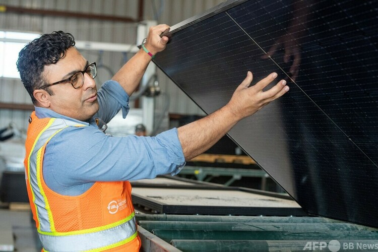 米アリゾナ州ユマの太陽光パネル専門のリサイクル会社「ウィー・リサイクル・ソーラー」の工場で、破損した太陽光パネルをリサイクルするアダム・サーイー最高経営責任者（2023年12月6日撮影）。(c)VALERIE MACON / AFP
