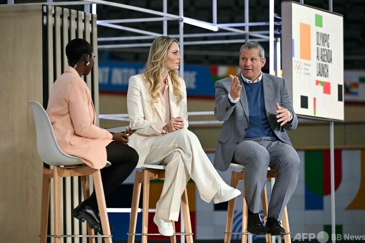 英ロンドンのヴェロパークで国際オリンピック委員会（IOC）のイベントに出席するアルペンスキー女子の元選手リンゼイ・ボン氏（中央、2024年4月19日撮影）。(c)Ben Stansall / AFP