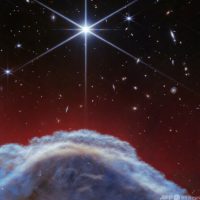 馬頭星雲の「たてがみ」 ウェッブ宇宙望遠鏡が撮影