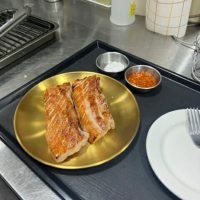 韓国「豚バラ焼肉」　AIロボット調理で外はカリッ、中はしっとり　