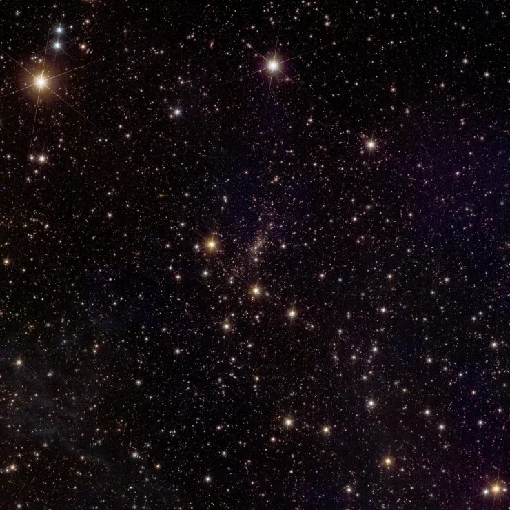 地球から27億光年離れた銀河団、アベル2390のこの画像には、5万個を超える銀河が写っている。画像の中心付近では、いくつかの銀河がぼやけて湾曲しているように見える。これは、暗黒物質の検出に利用できる強力な重力レンズ効果と呼ばれる効果である。
ESA/Euclid/Euclid Consortium/NASA、画像処理：J.-C. Cuillandre (CEA Paris-Saclay)、G. Anselmi; CC BY-SA 3.0 IGO または ESA 標準ライセンス