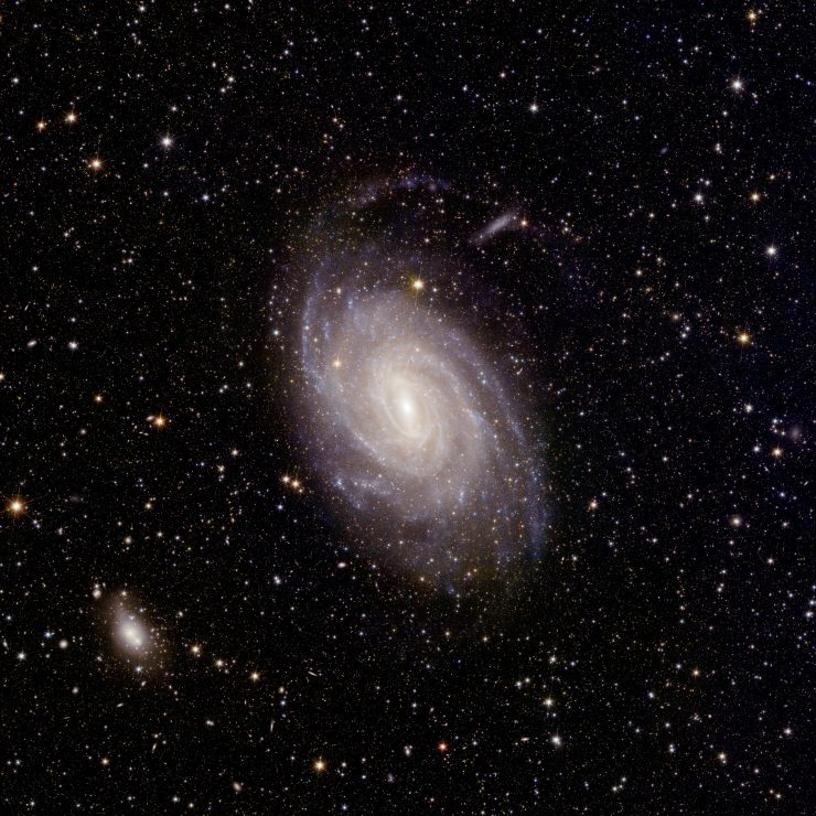 ユークリッドの広い視野は銀河 NGC 6744 全体を捉え、天文学者に星形成の重要な領域を示しています。星の形成は銀河が成長し進化する主な方法であるため、これらの調査は銀河がなぜそのように見えるのかを理解する上で中心的な役割を果たします。
ESA/Euclid/Euclid Consortium/NASA、画像処理：J.-C. Cuillandre (CEA Paris-Saclay)、G. Anselmi; CC BY-SA 3.0 IGO または ESA 標準ライセンス