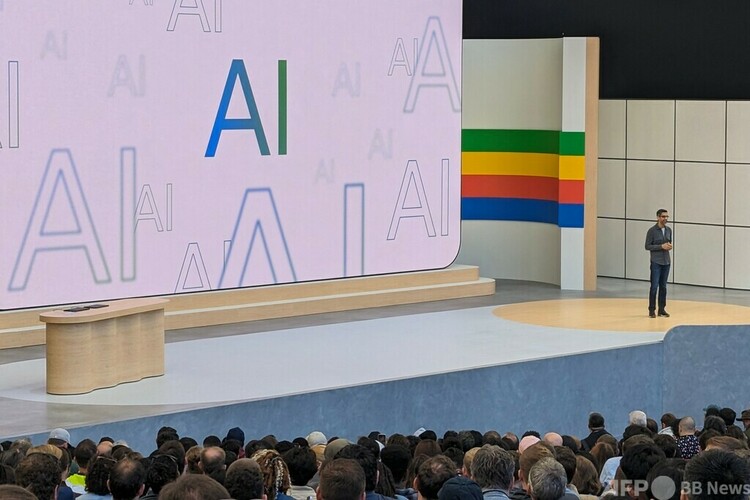 米国カリフォルニア州マウンテンビューで開催されたIT大手グーグルの年次開発者会議「Google I/O」で演説するスンダー・ピチャイ最高経営責任者（CEO、2024年5月14日撮影）。(c)Glenn CHAPMAN / AFP