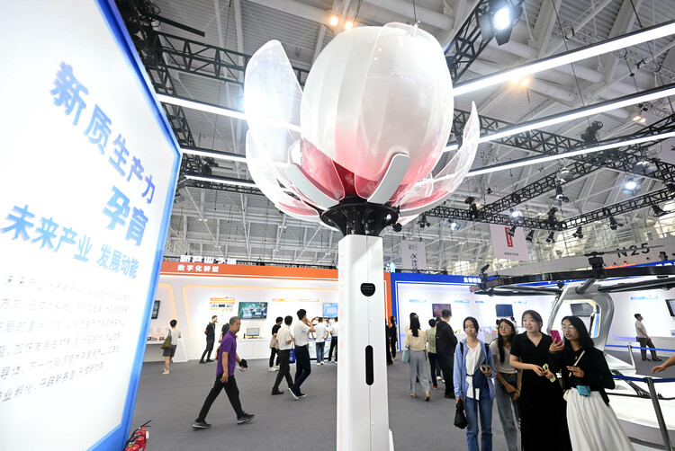 ２０２４世界インテリジェンス博覧会で、雲聖智能科技の完全自律型ドローン巡回点検システムを見る来場者（2024年6月21日撮影）。(c)Xinhua News