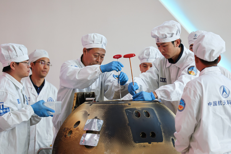 ２６日、中国航天科技集団の第５研究院で行われた「嫦娥６号」帰還機のハッチを開けるセレモニー。(c)Xinhua News
