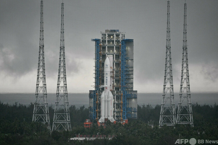 中国・海南省の文昌衛星発射センターで打ち上げを待つ、無人月面探査機「嫦娥6号」を搭載したロケット「長征5号」（2024年5月3日撮影）。(c)Hector RETAMAL : AFP