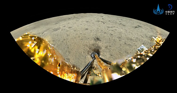 月探査機「嫦娥６号」の着陸機のカメラが捉えたパノラマ写真（2024年6月4日配信）。(c)Xinhua News