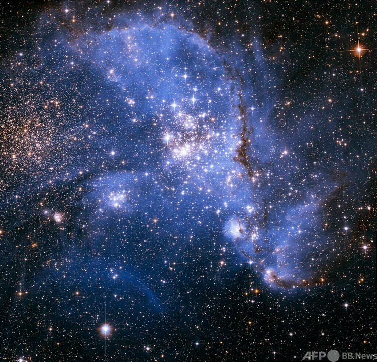 ハッブル望遠鏡が撮影した、小マゼラン雲の中で星が渦を巻いている様子。米航空宇宙局（NASA）と欧州宇宙機関（ESA）提供（撮影日不明、2022年9月8日提供）。(c)AFP PHOTO / NASA - ESA