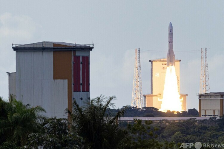 フランス領ギアナ・クールーにあるギアナ宇宙センターから打ち上げられた、欧州宇宙機関（ESA）の新型主力ロケット「アリアン6」（2024年7月9日撮影）。(c)JODY AMIET : AFP