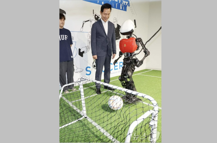 サッカーロボットアリスの実力を見るオ・セフン市長(c)news1