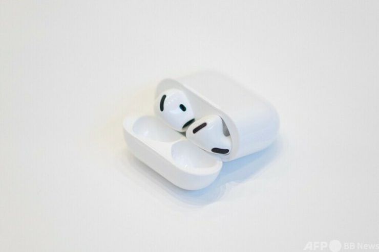 Appleの「AirPods Pro 2」（2024年9月9日撮影）。(c)Nic COURY : AFP