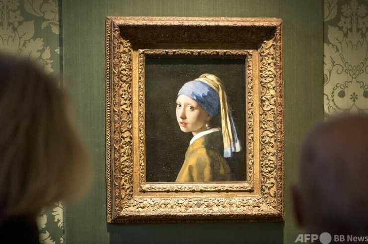 オランダ・ハーグのマウリッツハイス美術館に展示されるヨハネス・フェルメールの「真珠の耳飾りの少女」（2022年10月27日撮影）。(c) Lex van Lieshout : ANP : AFP