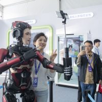 人型ロボット、中国で人気 機能だけでなく感情も