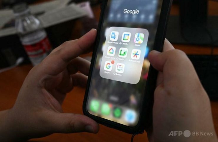 スマートフォンに表示されたグーグルのアプリ（2024年10月11日撮影、資料写真）。(c)RODRIGO ARANGUA : AFP