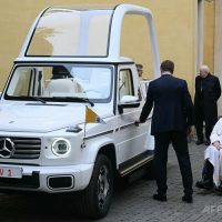 メルセデス・ベンツ、ローマ教皇に電動専用車を贈呈