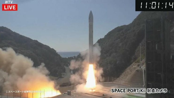 今年3月の打ち上げ直後に爆発したスペースワンの小型ロケット「カイロス」初号機。和歌山県串本町で。テレビ和歌山の映像からの静止画（2024年3月13日取得、資料写真）。(c)AFP PHOTO / AFPTV via Wakayama Telecasting Corp. (WTV)